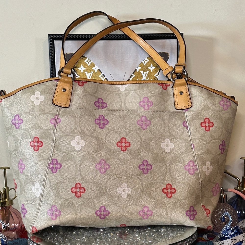 EUC Coach Peyton Signature Clover Tote bag. - Picture 2 of 8